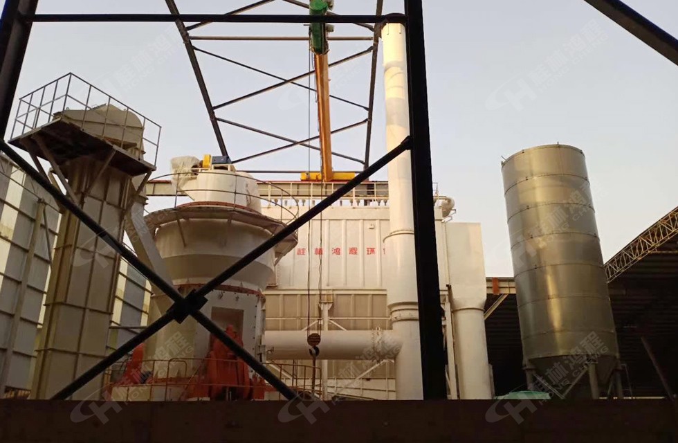 HLM1700鋁礬土立磨生產(chǎn)線山西呂梁安裝現(xiàn)場(chǎng) HLM1700鋁礬土立磨生產(chǎn)線山西呂梁安裝現(xiàn)場(chǎng)